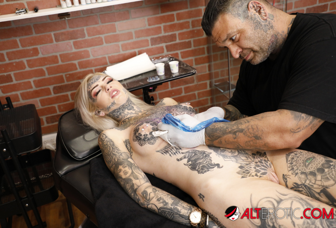 Amber Luke Plays With Her Pussy While Getting A Chest Tattoo